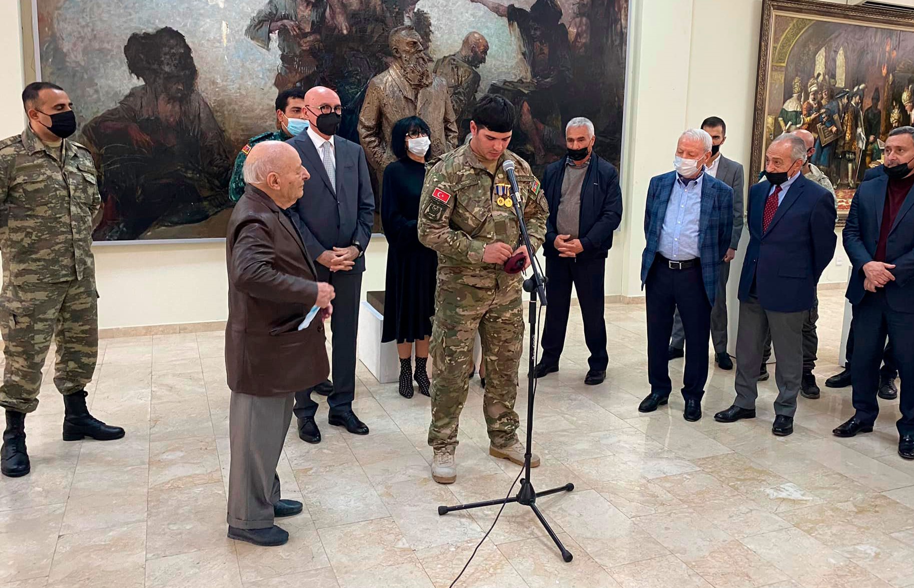 Döyüş iştirakçısı olan məzun və tələbələrin əsərlərindən ibarət sərgi keçirilib